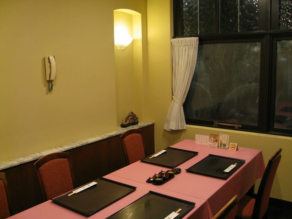 店内　４名様から８名様用のお席