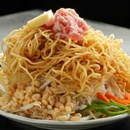 ボリューム満点の焼そば、みなさんでシェアして召し上がれ！