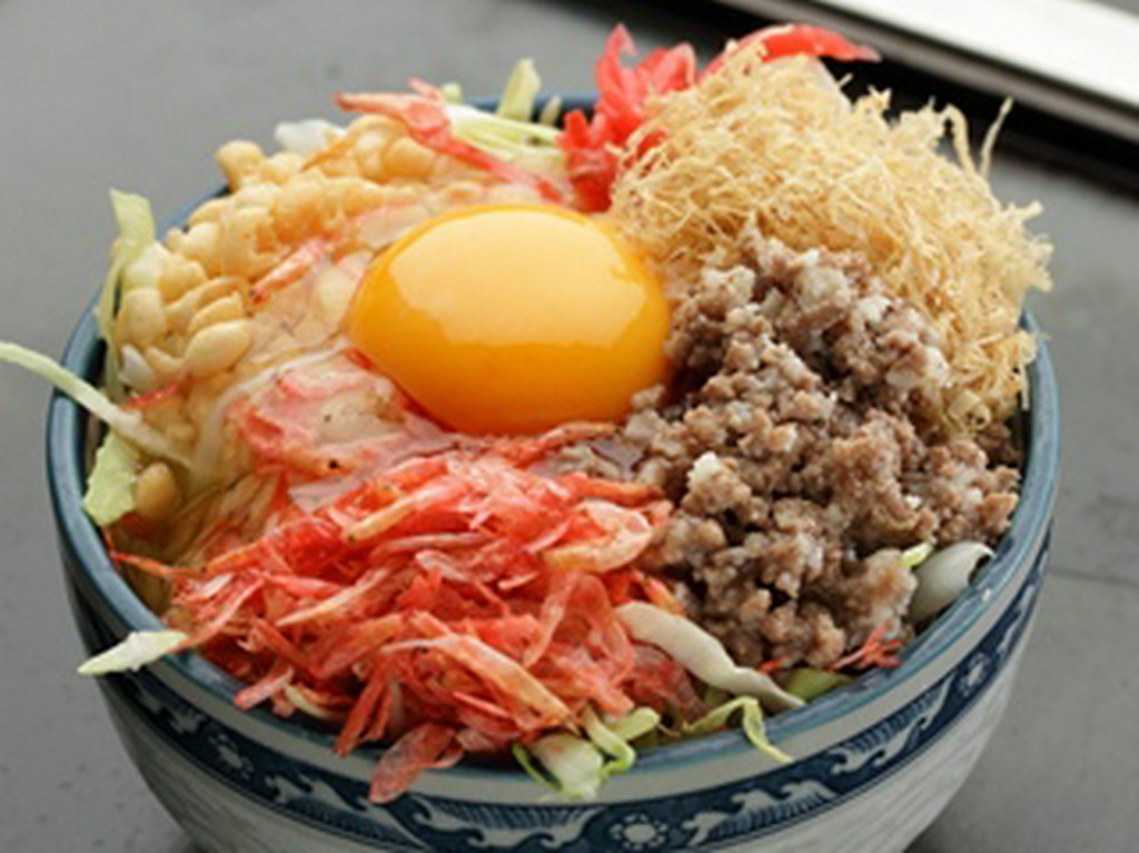 牛ひき、桜えび、切いかトッピングの「ミックス天」