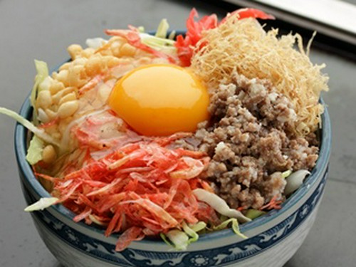 牛ひき、桜えび、切いかトッピングの「ミックス天」