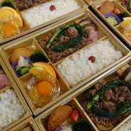 ◯黒毛和牛すき焼弁当 2000円(2160税込)
◯黒毛和牛すき焼弁当 特選 3000円(3240税込)
◯和牛ﾋﾞｰﾌｶﾚｰﾗｲｽ 1300円(1404税込)
◯牛ｻｰﾛｲﾝｽﾃｰｷ弁当 1800円(1944税込)
他

お電話にて事前のご予約制