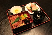 すき焼き（牛肉）の美味しい重箱です。味噌汁、生卵、甘味
