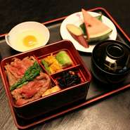 すき焼き（牛肉）の美味しい重箱です。味噌汁、生卵、甘味