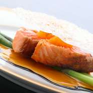 生でも食べられる新鮮なトラウトサーモンをミディアムに焼き上げます。半生の絶妙な焼加減を味わえます。