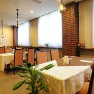 1階はメインダイニング調です。趣ある建物で、レトロモダンな雰囲気を味わえます。テーブル席のほか、パーテーションで半個室になるので、人数やシーンに合わせて対応します。