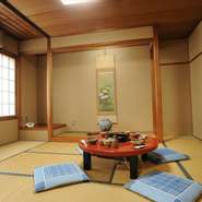 完全個室の2階の和室は、仕切りを外せば30名収容の大広間にも。おもてなしの流儀を熟知したスタッフが、細やかにアテンドしてくれるので、満足のゆく時間を過ごせます。【金谷】ならではの味わいを堪能できます。