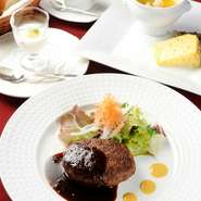 1階レストランのウィークデーの人気メニューは、サービスランチAのハンバーグ。伊賀肉100％を使用したジューシーな味わいが魅力です。季節の魚介を使ったサービスランチBも好評です。