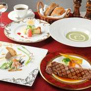 伊賀肉の霜降り部分のステーキに、前菜、スープ、パンかライス、デザート、コーヒーか紅茶がセットに。