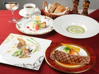 伊賀肉の霜降り部分のステーキに、前菜、スープ、パンかライス、デザート、コーヒーか紅茶がセットに。
