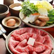 最高級の伊賀肉のみを使用した『すき焼き』。プロの仲居さんによる給仕で更に本格派の味わいに仕上げます。
