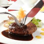 リーズナブルな価格で本格的な「伊賀肉」の味わいが楽しめるサービスランチ。幅広い世代に人気です。