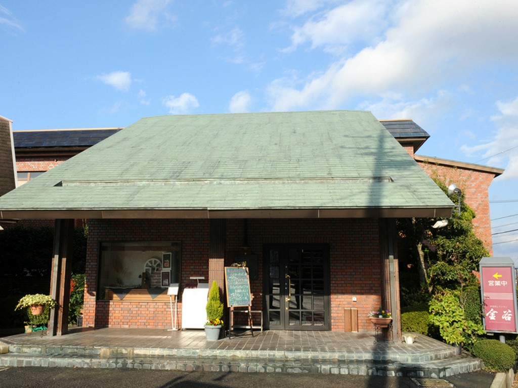 シックで趣のあるレンガ造りの建物