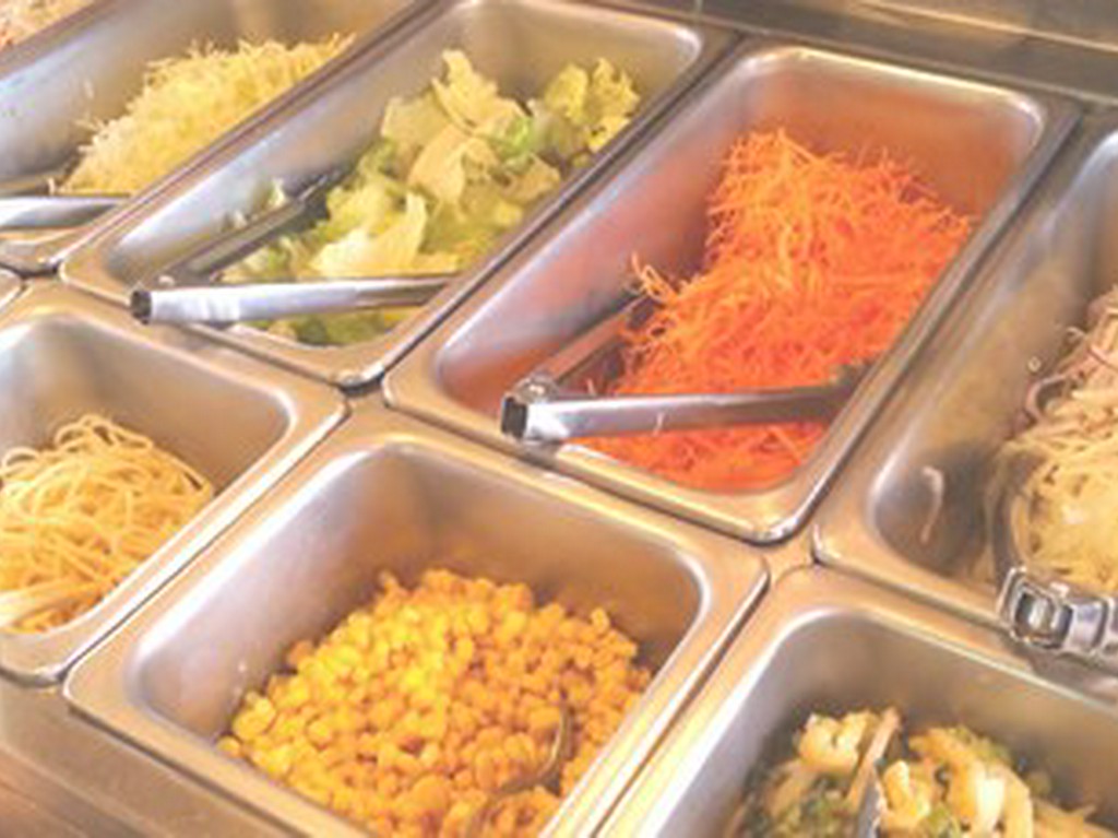 サラダバー　300円でサラダがおかわり自由！