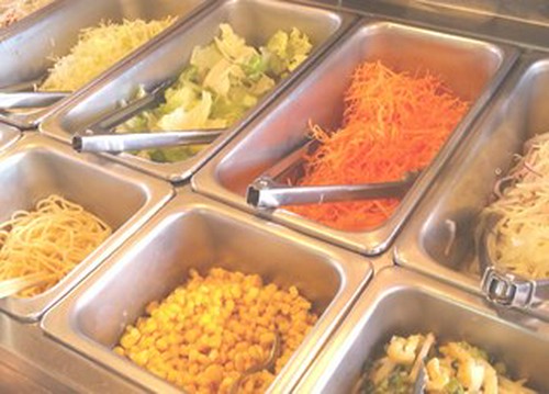 サラダバー　300円でサラダがおかわり自由！