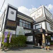 本渡バスセンターより徒歩3分の立地にあり、地元をはじめ観光で島原を訪れた方にも幅広い年代層に人気のお店。瀬戸大橋を渡って、国道324号線を五和町方面に行く途中右手にあります。マクドナルドの向かいです。