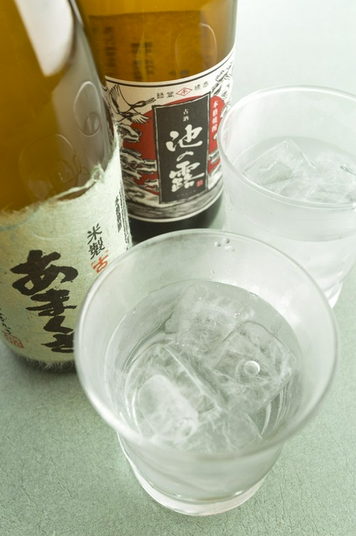 創業100年をこえる「天草酒造」の焼酎をはじめ地元のお酒が豊富