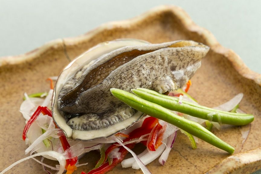 海のエキスが凝縮されている『アワビの陶板焼き』