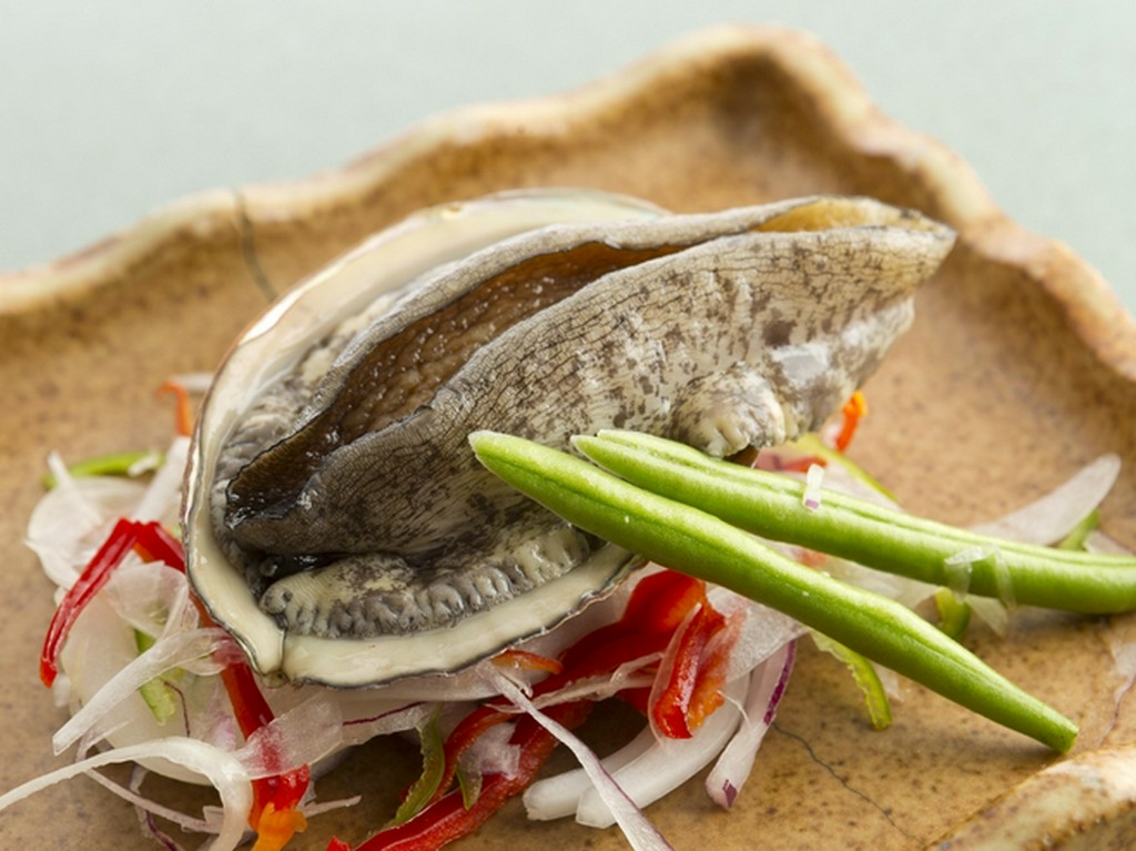 海のエキスが凝縮されている『アワビの陶板焼き』