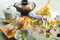 いけすから揚げたての地魚を丸ごと一匹使った活き造りと、お寿司、天ぷらなどを詰め合わせた御膳です。天草の海の幸を満喫できます。