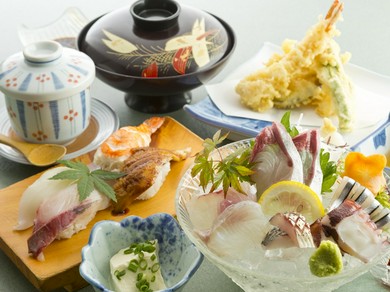 いけすで泳いでいる天草の地魚をあげたてのお刺身で味わえる『黒潮御膳』
