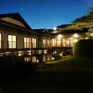 池に面してお部屋を配置しております。お二人だけのお部屋でごゆっくりとお過ごしください。