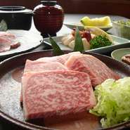 当店が自信を持ってお勧めする飛騨牛。塩やたれで焼肉、またはしゃぶしゃぶ、すき焼きをご用意しております。