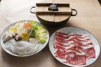 北海道しほろ牛を提供。すき焼きには割り下をご用意しております。