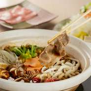 何種類もの調味料をあわせて、何日も寝かせた特製の味噌で頂きます。たくさんのお客様に大好評です。