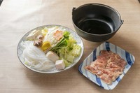 三重県産の新鮮な朝挽き鶏を昆布だしにくぐらせて、ポン酢でいただきます。
すき焼きは、当店特製割り下をご用意しております。
