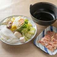 三重県産の新鮮な朝挽き鶏を昆布だしにくぐらせて、ポン酢でいただきます。
すき焼きは、当店特製割り下をご用意しております。
