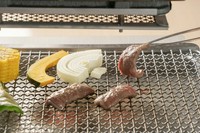 当店の焼肉は上から焼きます。遠赤外線でじっくりと焼いていきます。その分お時間がかかりますが美味しくいただけます。