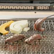 当店の焼肉は上から焼きます。遠赤外線でじっくりと焼いていきます。その分お時間がかかりますが美味しくいただけます。
