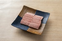 仕入れた飛騨牛の2割ほどしか取れない貴重な部位になります。画像奥のお肉が極上肉になります。