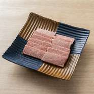 仕入れた飛騨牛の2割ほどしか取れない貴重な部位になります。画像奥のお肉が極上肉になります。