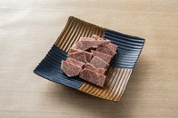 仕入れた飛騨牛の2割ほどしか取れない貴重な部位になります。画像奥のお肉が極上肉になります。