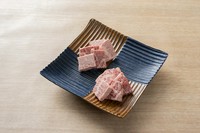 当店特選の上カルビを２種類、お任せでお願いしております。
一人前１５０ｇになります。