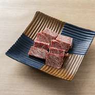 カルビの中で最もヒレに近い部位になります。肉質も特に柔らかい部位です。