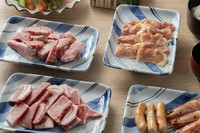 飛騨牛カルビ二人前・豚ロース二人前・朝挽き鶏二人前・グリーンサラダ・海老三本、ウインナー３切、キムチ、ご飯３人分、赤だし３人分