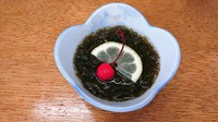 生姜の入った甘酢で味付け。日高昆布と上メジで取った出汁でお味を調整しております。もずくがお好きな方へ量が少々多目になっております。