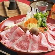 飛騨牛の脂の乗った肉の美味しさを楽しんでください。すき焼きは当店自家製の割り下、しゃぶしゃぶは当店特製のタレをご用意しております。
