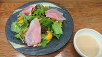 トマトに生ハムを巻いて、パプリカ、松の実、チャービルでトッピング。ドレッシングはゴマドレッシングになります。お一人でもっしゃもっしゃとどうぞ。色々なアクセントが楽しめます。
