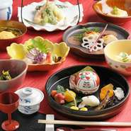 季節の移ろいによって変わる懐石料理です。出汁の風味が漂い、滋味溢れるお料理です。下準備が必要となりますので、ご予約の方のみの提供をお願いしております。