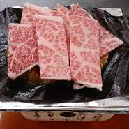 焼肉にも提供しています飛騨牛のロースです。お客様自身に調理していただきます。味噌の風味がたまりません。