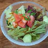 サニーレタス、きゅうり、トマト、チャービルのシンプルなサラダです。ドレッシングは和風ノンオイルの物になります。