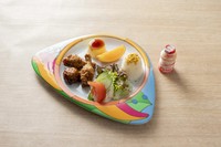 チーズ入り肉団子、煮込み手羽元、サラダ、ご飯ふりかけ付き、プリン、ヤクルトになります。