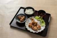 地鶏唐揚げ、煮込み手羽元、ご飯、赤だしになります。