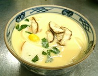 茶碗蒸しの具にうどんを入れて蒸したものです。うどんがお好きなお子様に是非。