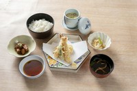てんぷら盛り合わせ、小鉢3品、ご飯、赤だし