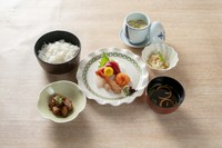 お刺身四種盛り、小鉢3品、ご飯、赤だし