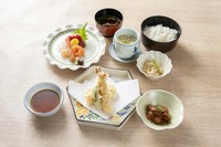 てんぷら盛り合わせ、刺身、小鉢3品、ご飯、赤だし